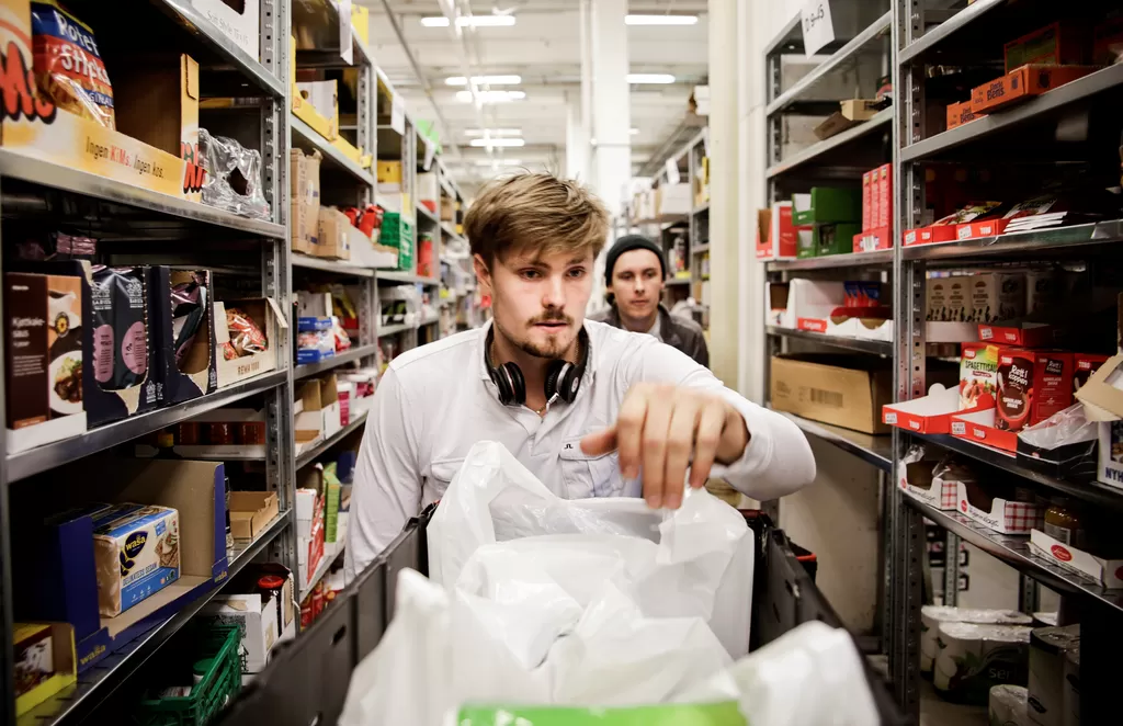 GJØR JOBBEN FOR FOR DEG: Maximilian Petterson plukker varer rett i posen for kundene som har sittet hjemme og bestilt sine dagligvarer på nett.