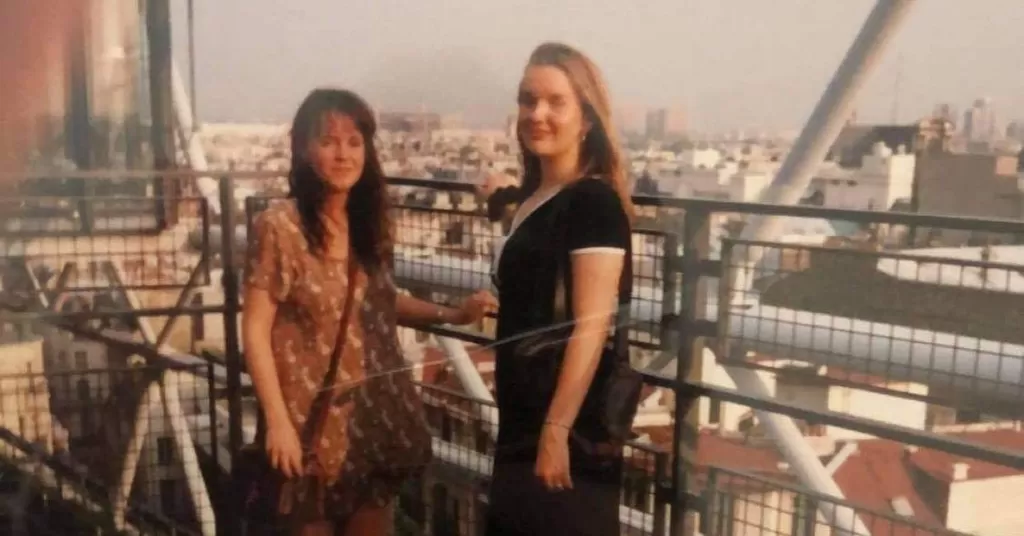 DRØMMEN OM Paris: 19 år gammel dro Siw Mæhre til Frankrike som au pair. Her er hun sammen med venninna Majken på Pompidou-senteret i Paris.