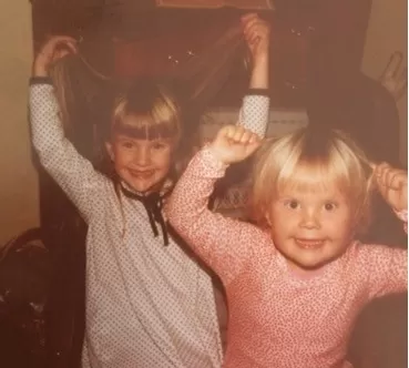 SØSTRE: Mæhre er vokst opp i en søskenflokk på tre. Her med lillesøster Heidi. 