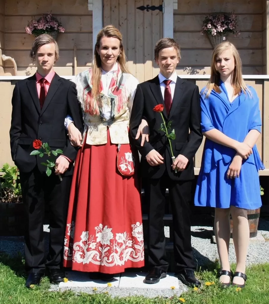 STOLT MOR: Ville hun klare ansvaret for tre unger? Siw Mæhre har bekymret seg, til ingen nytte. Her med tvillingsønnene Odin og Sivert og dattera Ingrid.